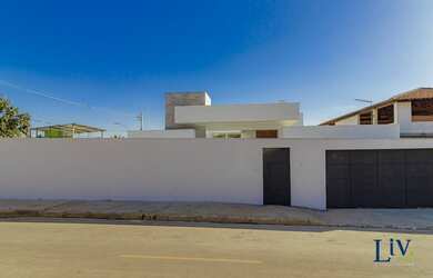 Imagem: A casa possui 4 Dormitórios, 4 Banheiros, 2 Vagas na garagem