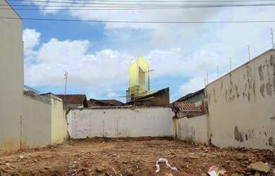 Imagem: O terreno possui 225m² de Área e está localizado em Centro