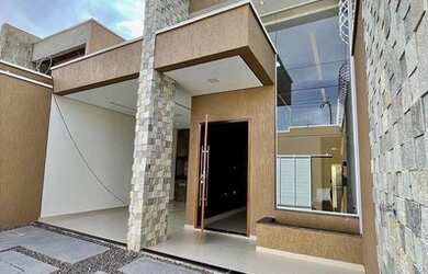 Imagem: A casa possui 3 Dormitórios, 1 Banheiro, 2 Vagas na garagem