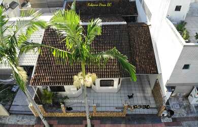 Imagem: A casa possui 3 Dormitórios, 2 Banheiros, 3 Vagas na garagem