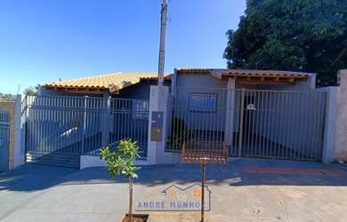 Imagem: A casa possui 3 Dormitórios, 1 Banheiro, 1 Vaga na garagem