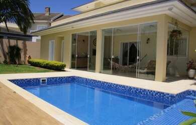 Imagem: A casa possui 3 Dormitórios, 1 Banheiro, 2 Vagas na garagem