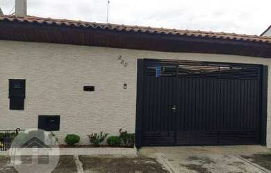 Imagem: A casa possui 2 Dormitórios, 2 Banheiros, 2 Vagas na garagem