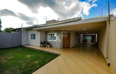 Imagem: A casa possui 3 Dormitórios, 2 Banheiros, 2 Vagas na garagem