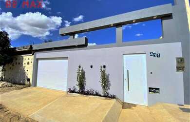 Imagem: A casa possui 3 Dormitórios, 3 Banheiros, 4 Vagas na garagem