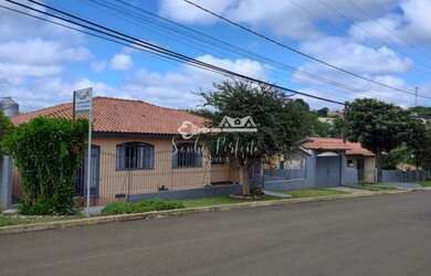 Imagem: A casa possui 3 Dormitórios, 2 Banheiros, 2 Vagas na garagem