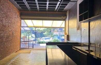 Imagem: O depósito possui 2 Vagas na garagem, 120m² de Área e está