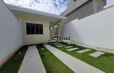 Imagem: A casa possui 3 Dormitórios, 2 Banheiros, 2 Vagas na garagem