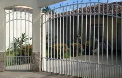 Imagem: A casa possui 2 Dormitórios, 2 Banheiros, 3 Vagas na garagem