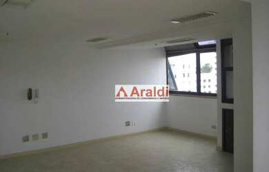 Imagem: O depósito possui 1 Vaga na garagem, 33m² de Área e está