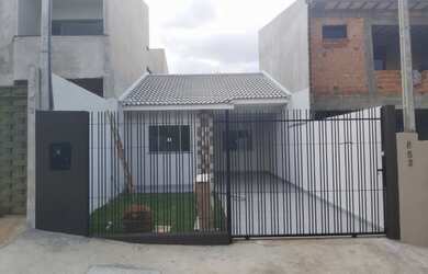 Imagem: A casa possui 3 Dormitórios, 1 Banheiro, 2 Vagas na garagem