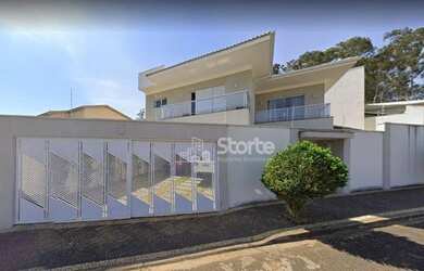 Imagem: A casa possui 4 Dormitórios, 5 Banheiros, 4 Vagas na garagem