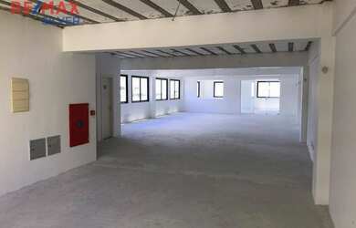 Imagem: O depósito possui 4 Vagas na garagem e 220m² de Área e está