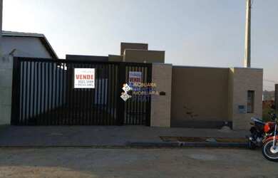 Imagem: A casa possui 3 Dormitórios, 2 Banheiros, 2 Vagas na garagem