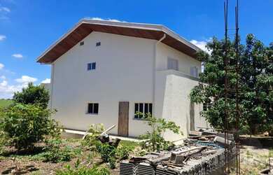 Imagem: A casa possui 4 Dormitórios, 3 Banheiros, 220m² de Área