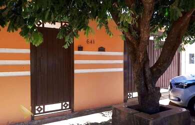 Imagem: A casa possui 3 Dormitórios, 1 Banheiro, 3 Vagas na garagem