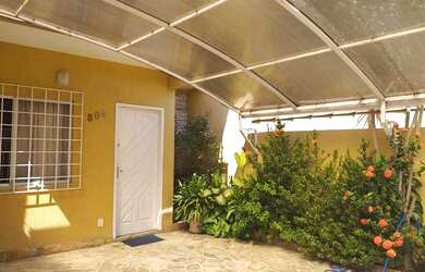 Imagem: A casa possui 4 Dormitórios, 4 Banheiros, 1 Vaga na garagem