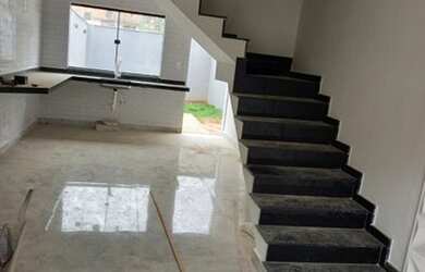 Imagem: A casa possui 2 Dormitórios, 1 Banheiro, 2 Vagas na garagem