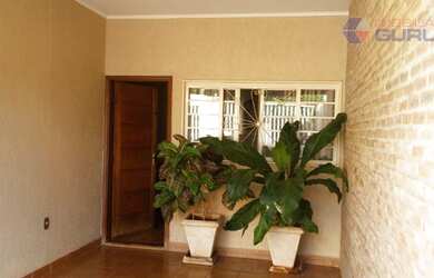 Imagem: A casa possui 3 Dormitórios, 3 Banheiros, 4 Vagas na garagem