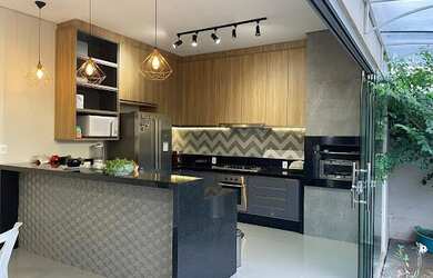 Imagem: A casa possui 3 Dormitórios, 2 Banheiros, 2 Vagas na garagem