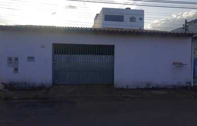 Imagem: A casa possui 2 Dormitórios, 1 Banheiro, 2 Vagas na garagem