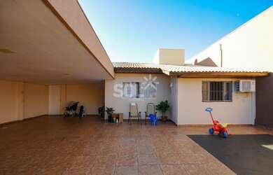 Imagem: A casa possui 2 Dormitórios, 2 Banheiros, 3 Vagas na garagem