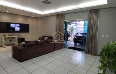 Imagem: A casa possui 4 Dormitórios, 4 Banheiros, 5 Vagas na garagem