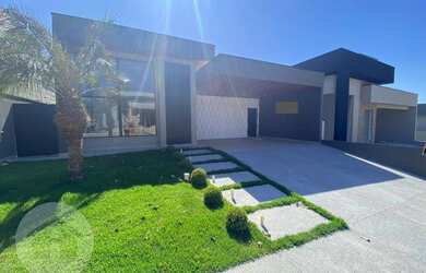 Imagem: A casa em condomínio possui 3 Dormitórios, 1 Banheiro, 4 Vagas