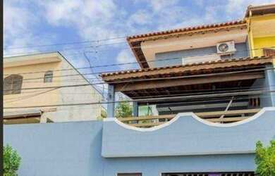 Imagem: A casa possui 3 Dormitórios, 4 Banheiros, 2 Vagas na garagem