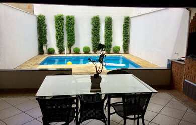 Imagem: A casa possui 2 Dormitórios, 2 Banheiros, 2 Vagas na garagem