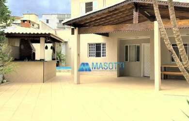 Imagem: A casa possui 4 Dormitórios, 3 Banheiros, 5 Vagas na garagem