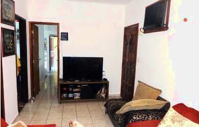 Imagem: A casa possui 3 Dormitórios, 2 Banheiros, 2 Vagas na garagem