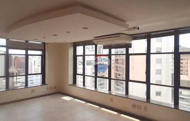 Imagem: O depósito possui 5 Vagas na garagem e 220m² de Área e está