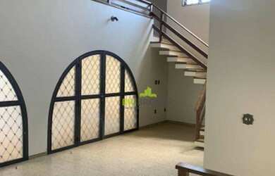 Imagem: A casa possui 3 Dormitórios, 5 Banheiros, 355m² de Área e