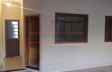 Imagem: A casa possui 3 Dormitórios, 1 Banheiro, 3 Vagas na garagem