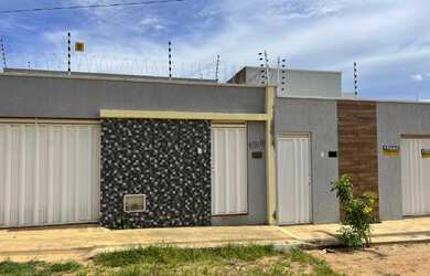 Imagem: A casa possui 3 Dormitórios, 2 Banheiros, 2 Vagas na garagem