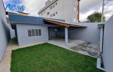 Imagem: A casa possui 3 Dormitórios, 3 Banheiros, 2 Vagas na garagem