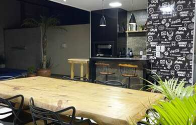 Imagem: A casa possui 2 Dormitórios, 2 Banheiros, 3 Vagas na garagem