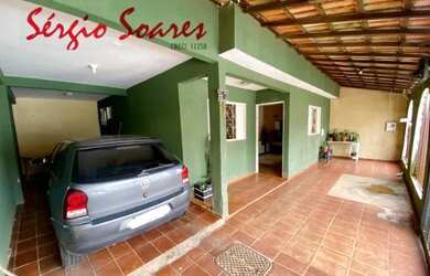 Imagem: A casa possui 3 Dormitórios, 2 Banheiros, 2 Vagas na garagem