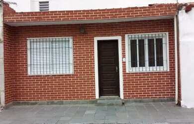 Imagem: A casa possui 2 Dormitórios, 1 Banheiro, 2 Vagas na garagem