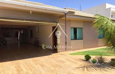 Imagem: A casa possui 2 Dormitórios, 2 Banheiros, 2 Vagas na garagem