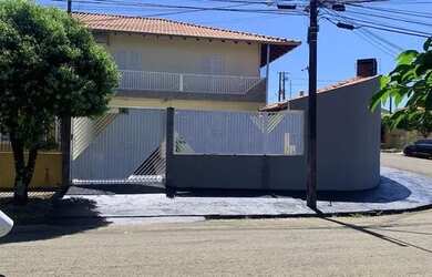 Imagem: A casa possui 3 Dormitórios, 2 Banheiros, 1 Vaga na garagem