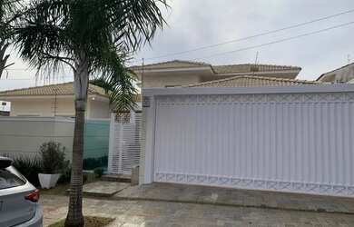 Imagem: A casa possui 3 Dormitórios, 5 Banheiros, 2 Vagas na garagem