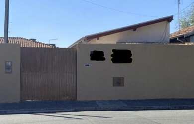 Imagem: A casa possui 1 Dormitório, 1 Banheiro, 5 Vagas na garagem