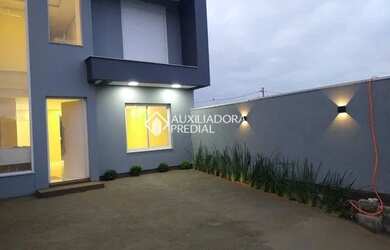 Imagem: A casa possui 3 Dormitórios, 1 Banheiro, 2 Vagas na garagem