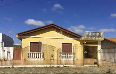 Imagem: A casa possui 5 Dormitórios, 2 Banheiros, 3 Vagas na garagem