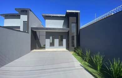 Imagem: A casa possui 1 Dormitório, 2 Banheiros, 2 Vagas na garagem