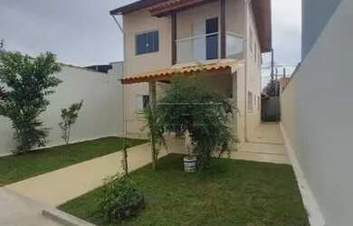 Imagem: A casa possui 4 Dormitórios, 2 Banheiros, 3 Vagas na garagem