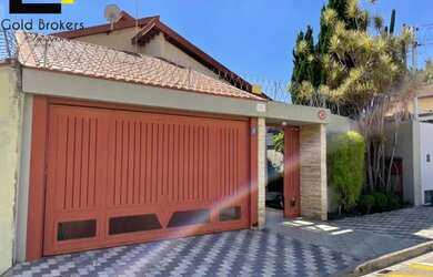 Imagem: A casa possui 4 Dormitórios, 3 Banheiros, 2 Vagas na garagem