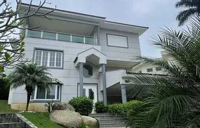 Imagem: A casa possui 4 Dormitórios, 5 Banheiros, 4 Vagas na garagem